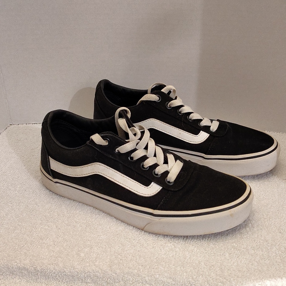 Vans Off The Wall Black and White Low-Top Skate Sneakers Women's Size 7